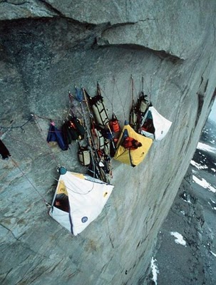extreme_hanging_tents_02.jpg