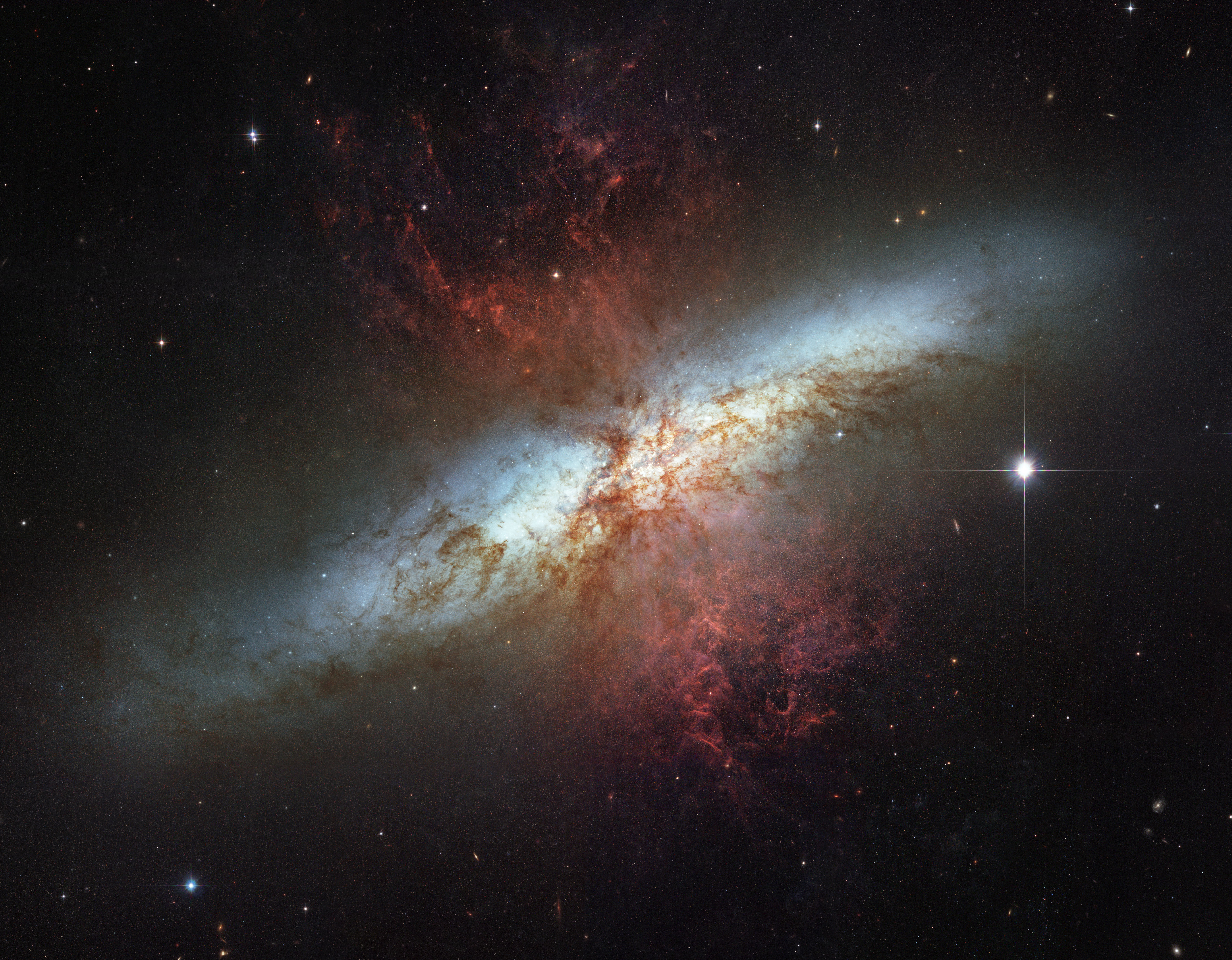 m82_hst_big.jpg